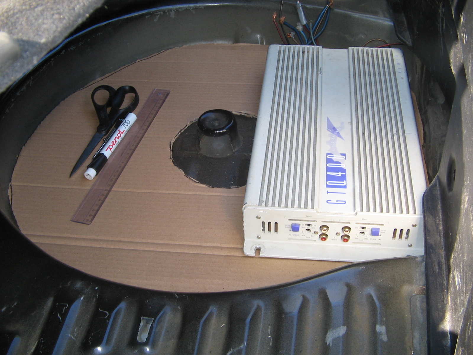 Slik blir forsterkeren å ligge. Mulig jeg skal pusse opp den før jeg skrur den nedi. Hvis den ikke blir helt skjult da.