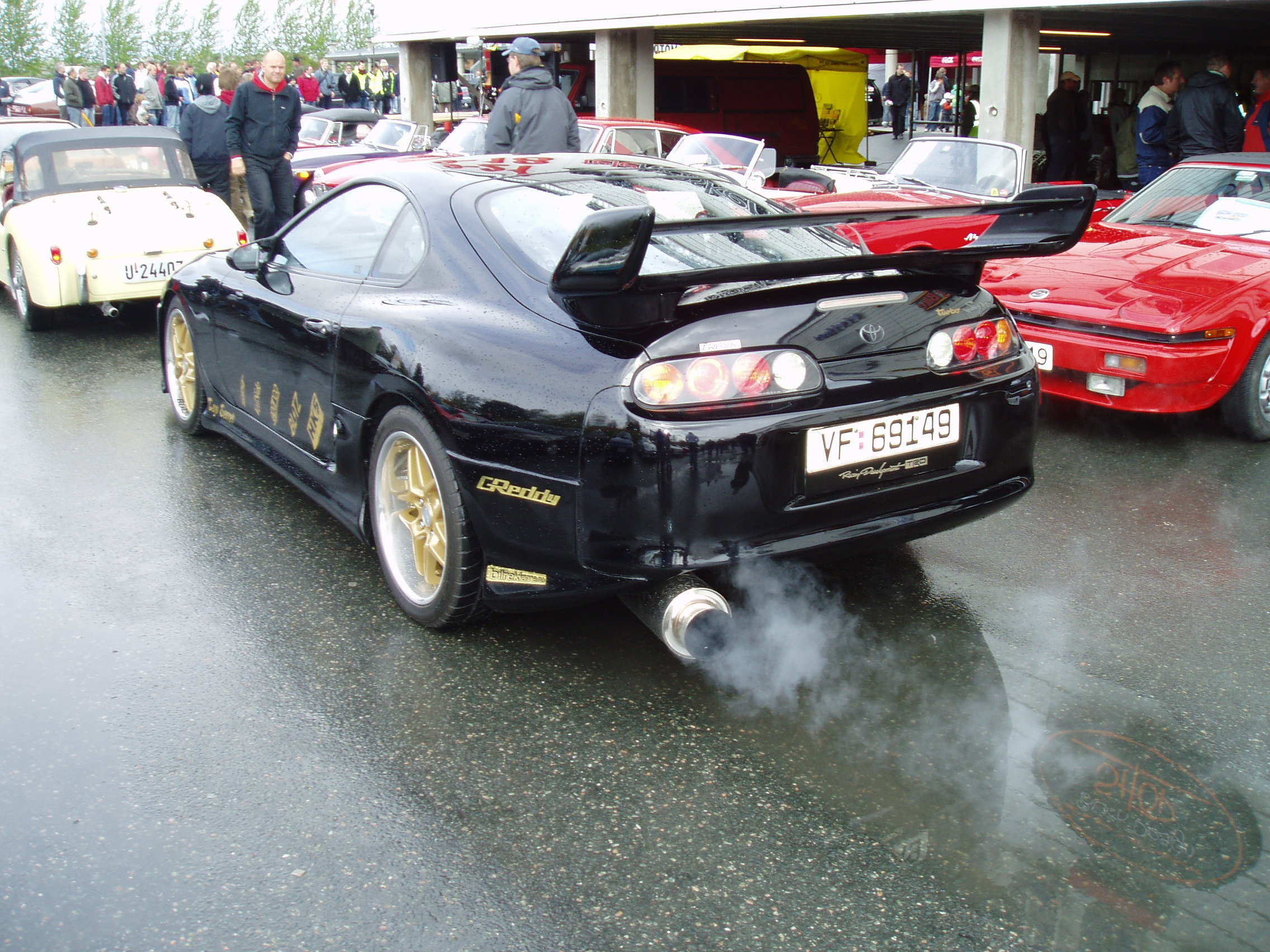 Far Stokvik på vei opp på podiet...og meg selv i lett jogg på vei mot ham :D