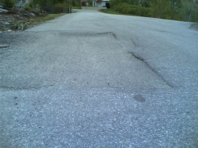 Denne &amp;quot;fordypningen&amp;quot; er faktisk mye olmere enn den ser ut på bildet. Om jeg kjører nedi her med MR2en så blir den stående å vippe på fangeren, så her må jeg over i motsatt felt.