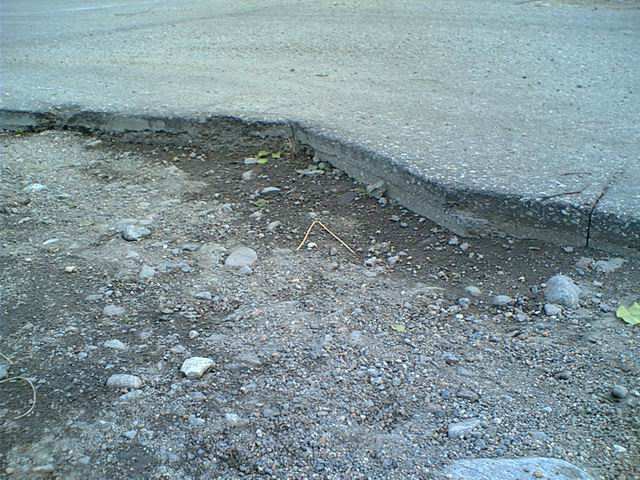 Hva skal dette forestille da? kan det være meningen fra ingeniørenes side at bilen skal kjøre over slike kanter som dette? ikke rart det er kast i felgene!