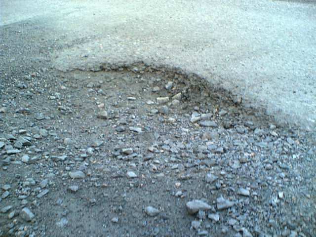 Der hullet slutter og asfalten begynner blir det en kant. Kjører man på den blir det som å treffe en vegg..