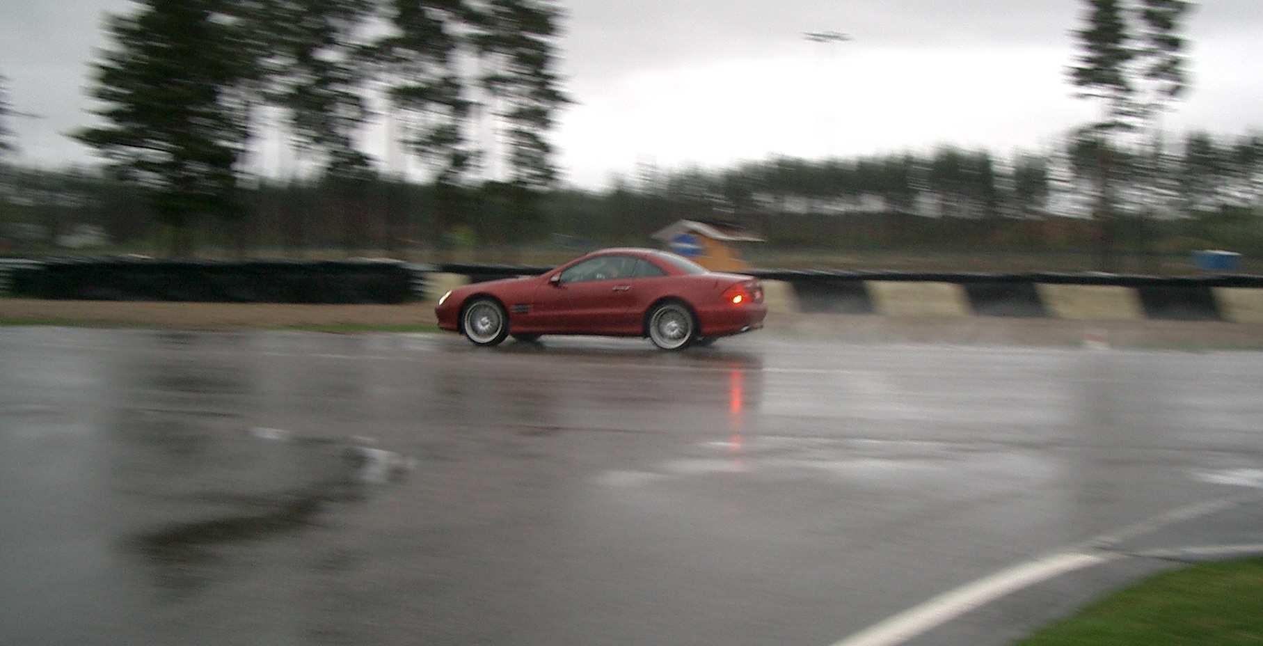 Are ute og lufter pappabilen :)