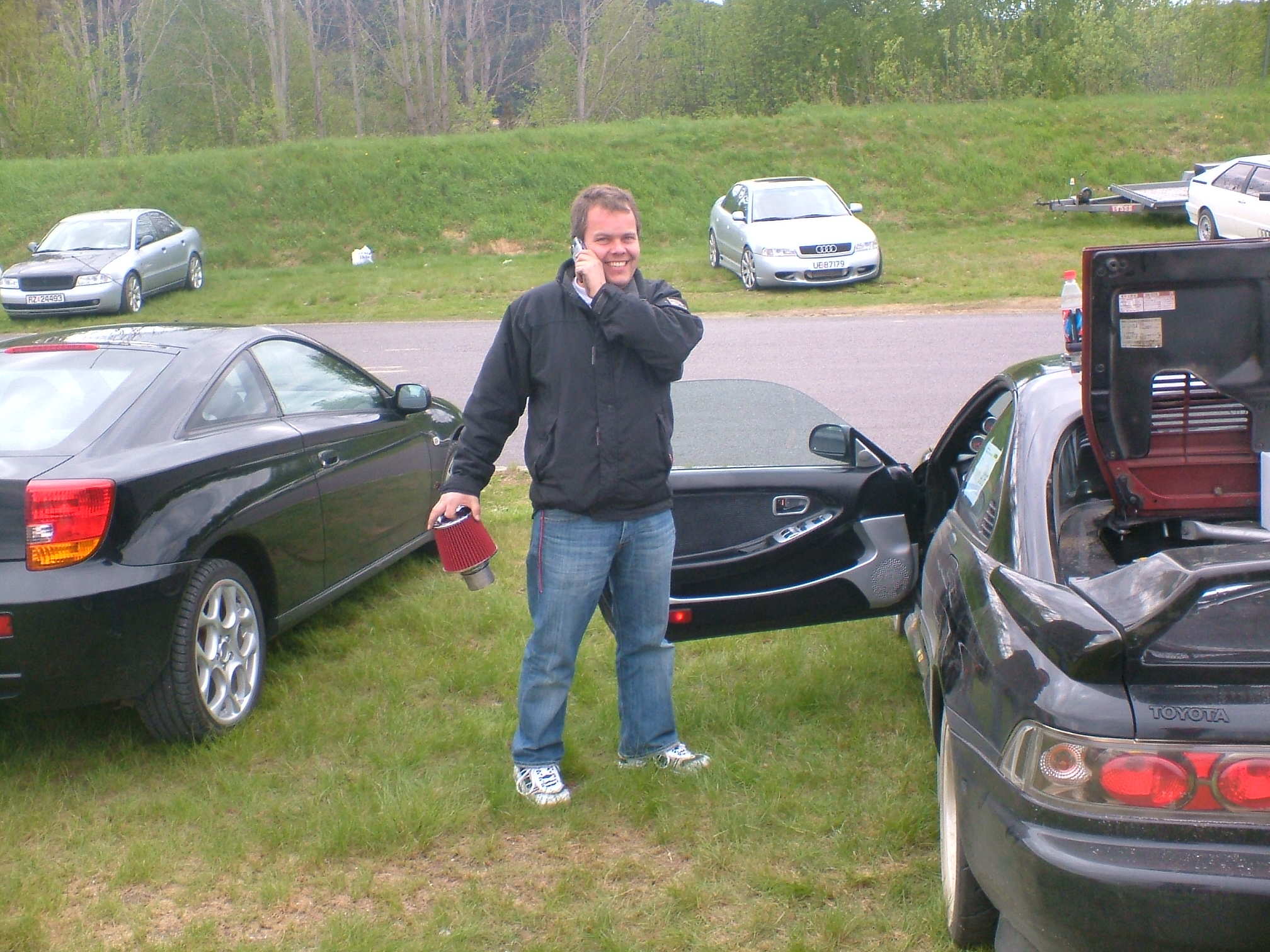 Christian i ferd med å skifte luftfilter på 2'ern...