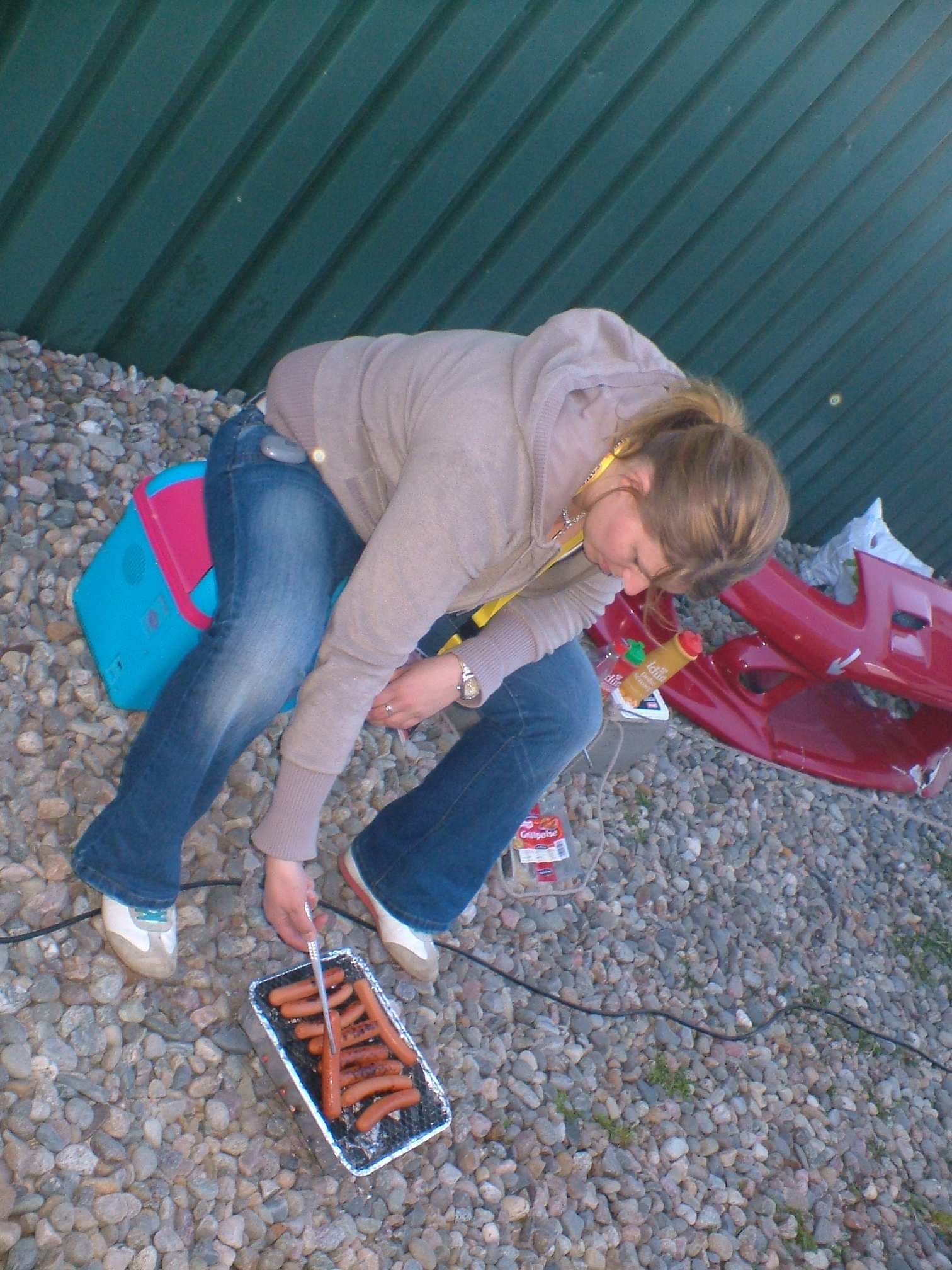 Det ordner seg når Elin finner frem pølseklypa :D