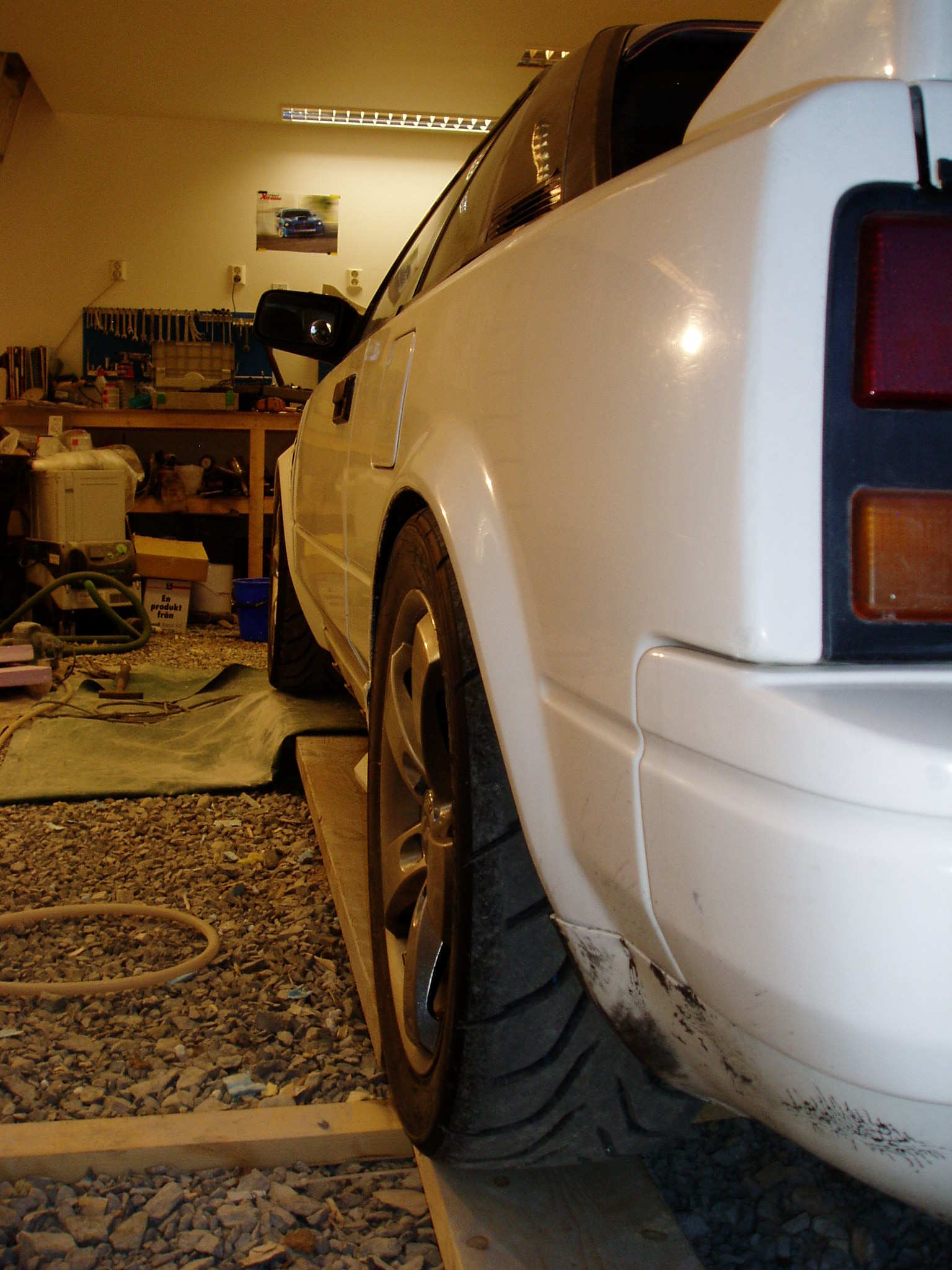 Litt dårlig bilde, men dekkene fyller ut hjulbuene bra...