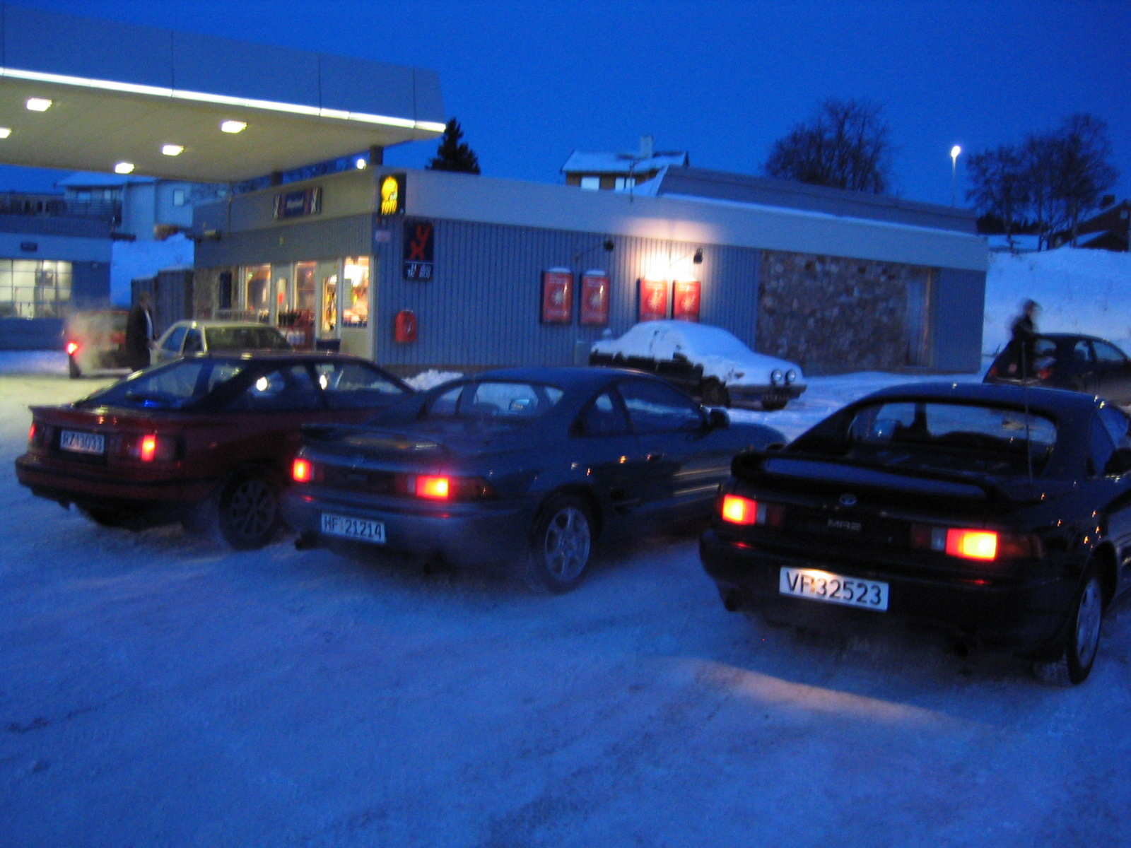 rånergjengen har stillt seg opp utenfor hydro texaco.. her stod vi og ropte etter fjortisser da..