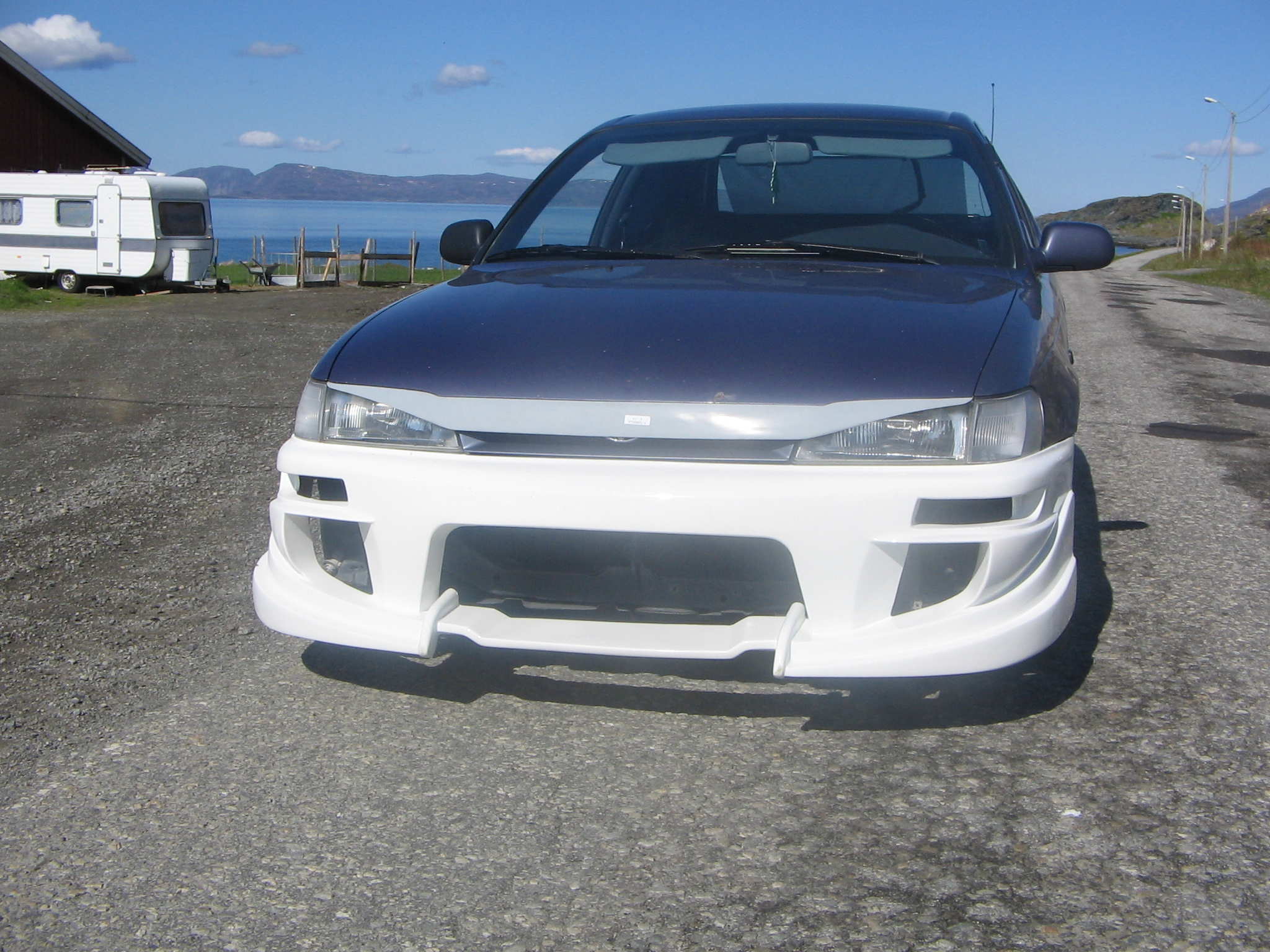 litt høy??
<br />skal i hvert fall senke fronten litt ved å kappe den og plaste litt me glassfiber:)