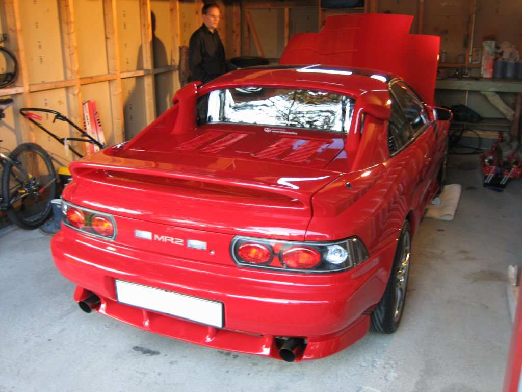 Montering pågår, emblemer mangler.