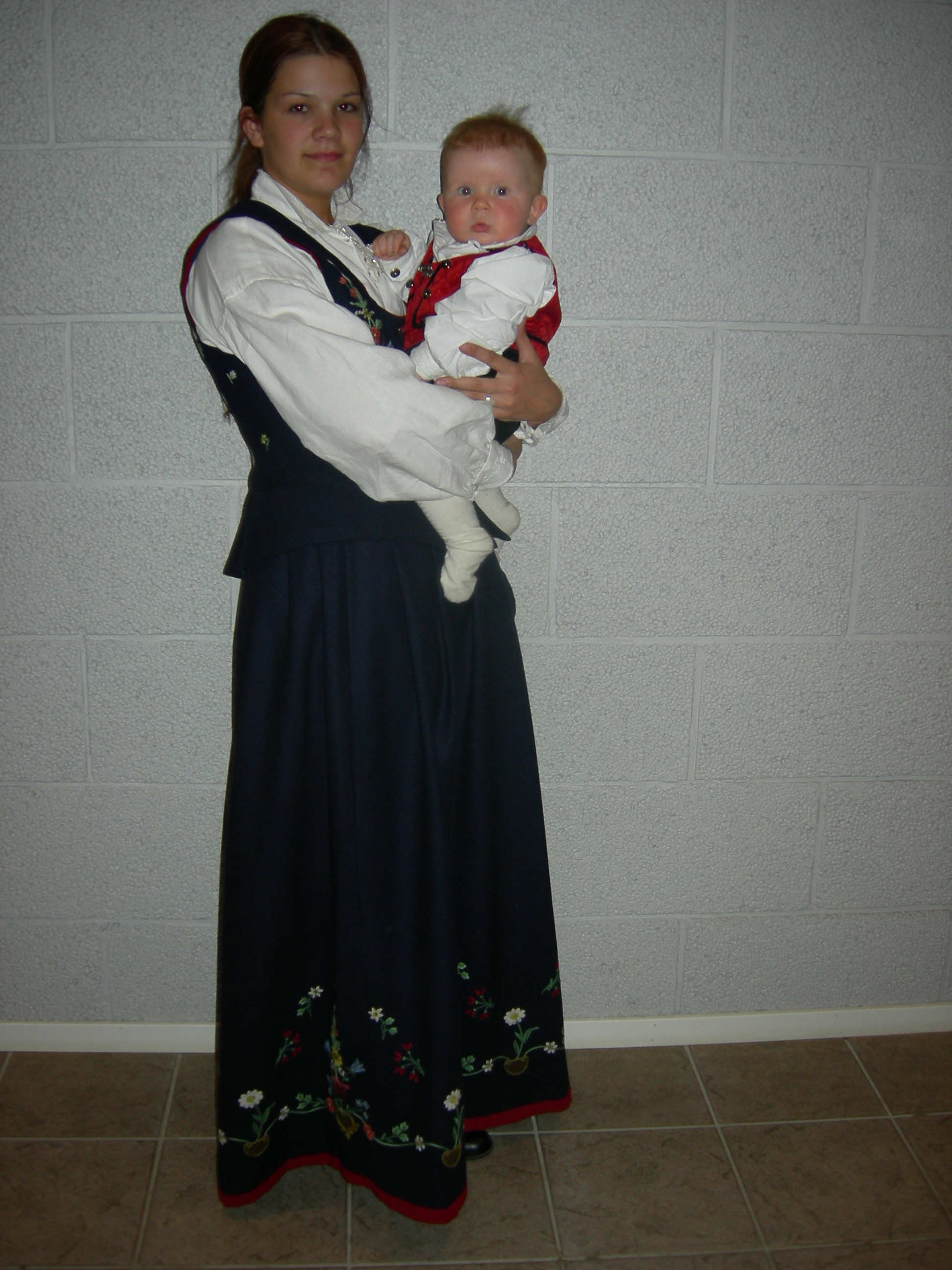 Lofotbunad;) Ikke min unge btw.. hehe