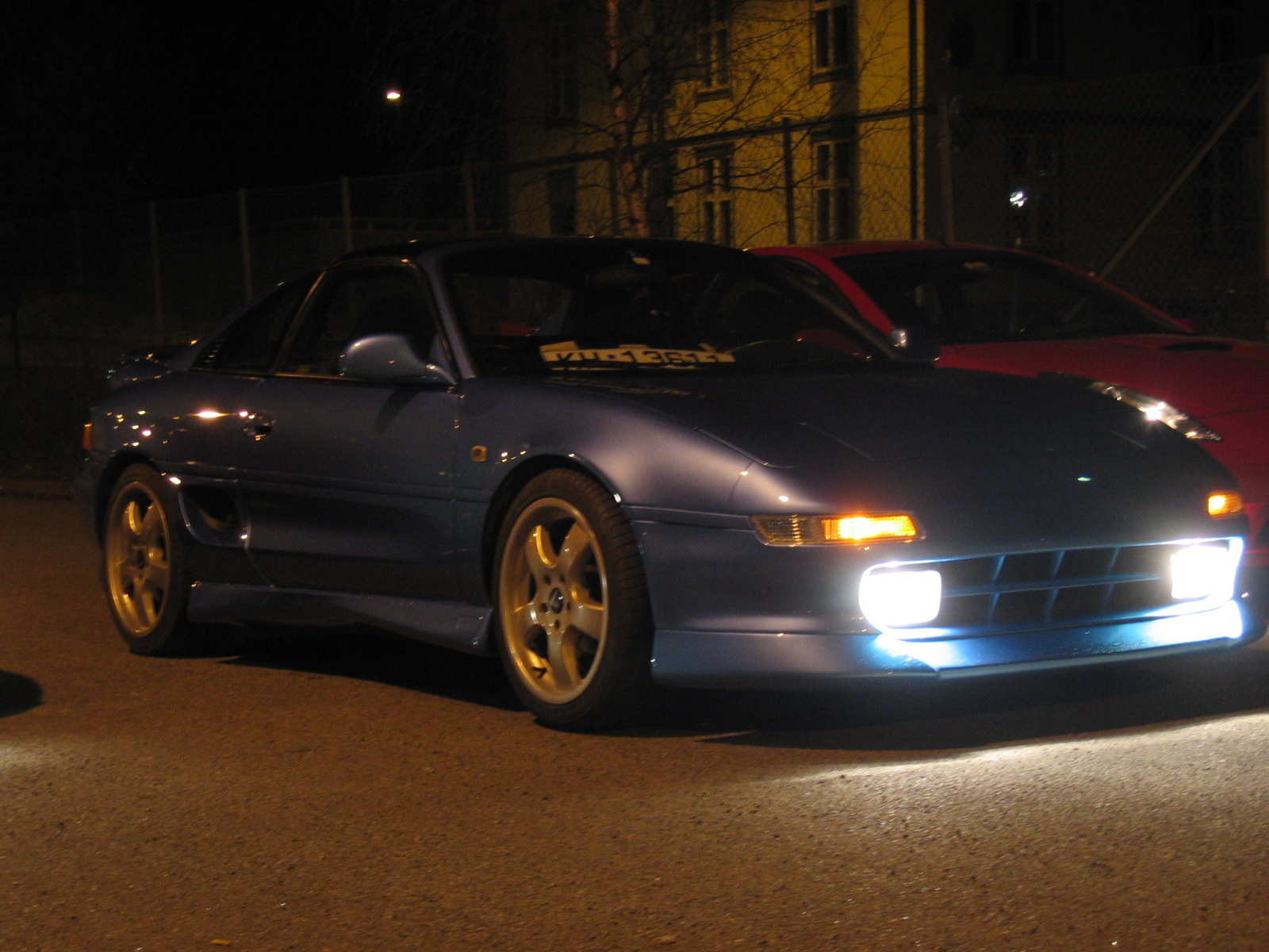 Ser nesten ut som om det er gullfarge på felgene i det lyset her.