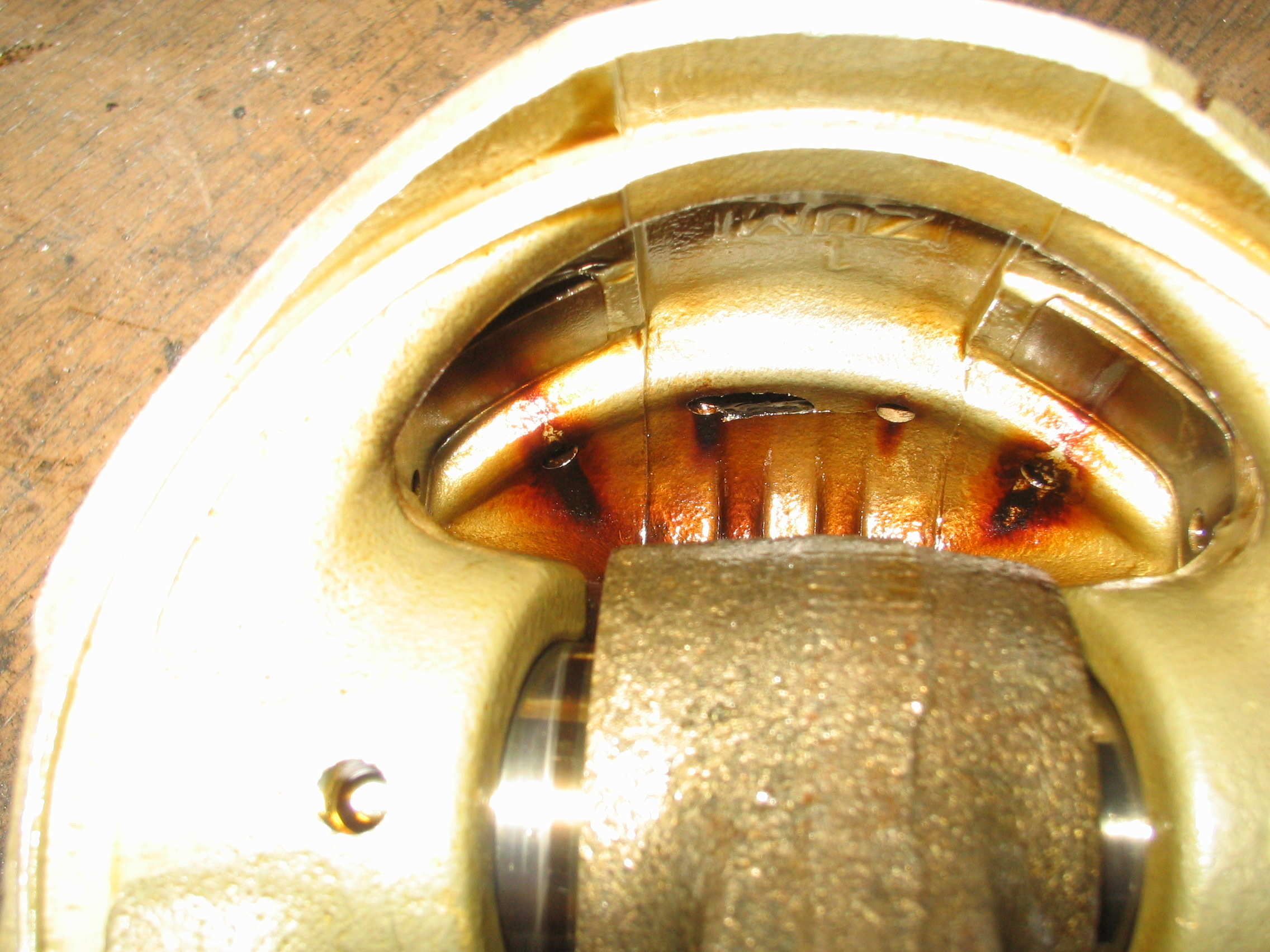 Hull i stempelet sett fra baksiden