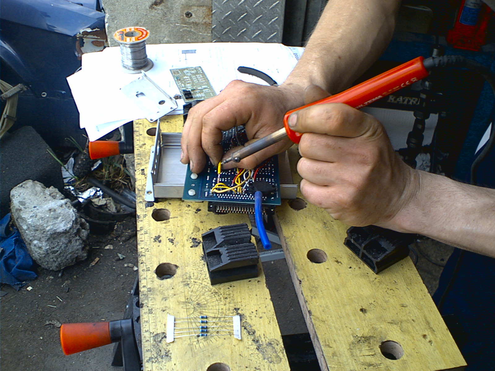 Modifisering av datasprut.. (skulle få den til å kontrollere vanninnsprut også, så guruen selv måtte &amp;quot;modifisere&amp;quot; kretskortet samt lage et extention kort.