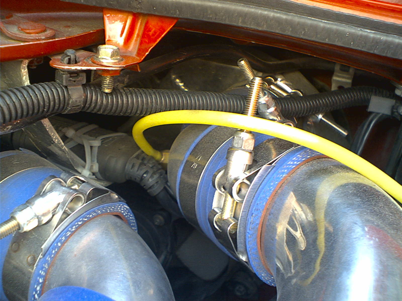 slange for vann/metnaol, går inn på første bøyen etter intercooleren.