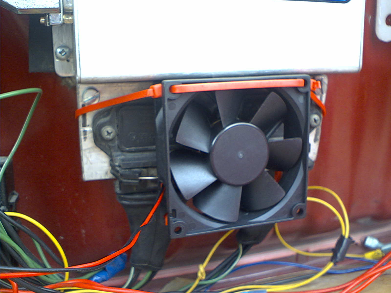 Vifte til å kjøle ned tennings modulene og varmeplaten.