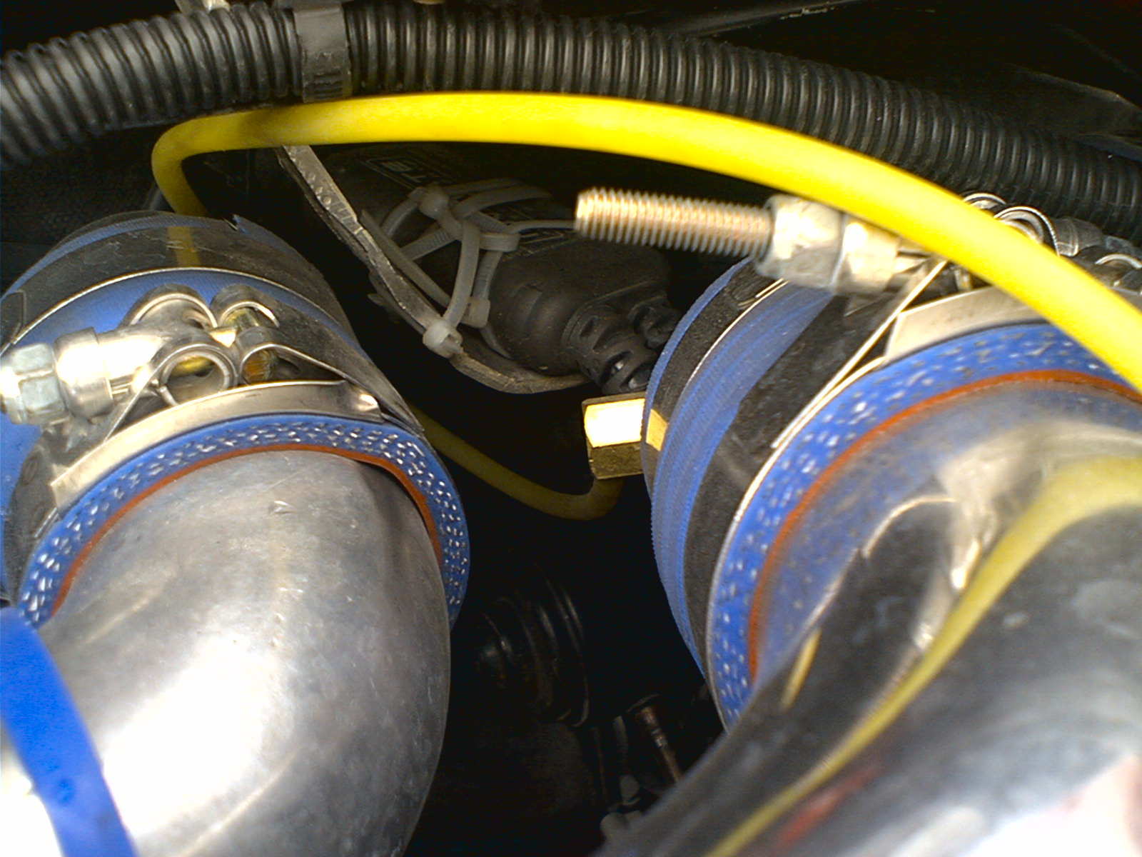 Stripset fast wideband lambda modulen på en egen brakett bak icen, og har fått på plass dyse til water injection på innsugsbøyen etter ICen.