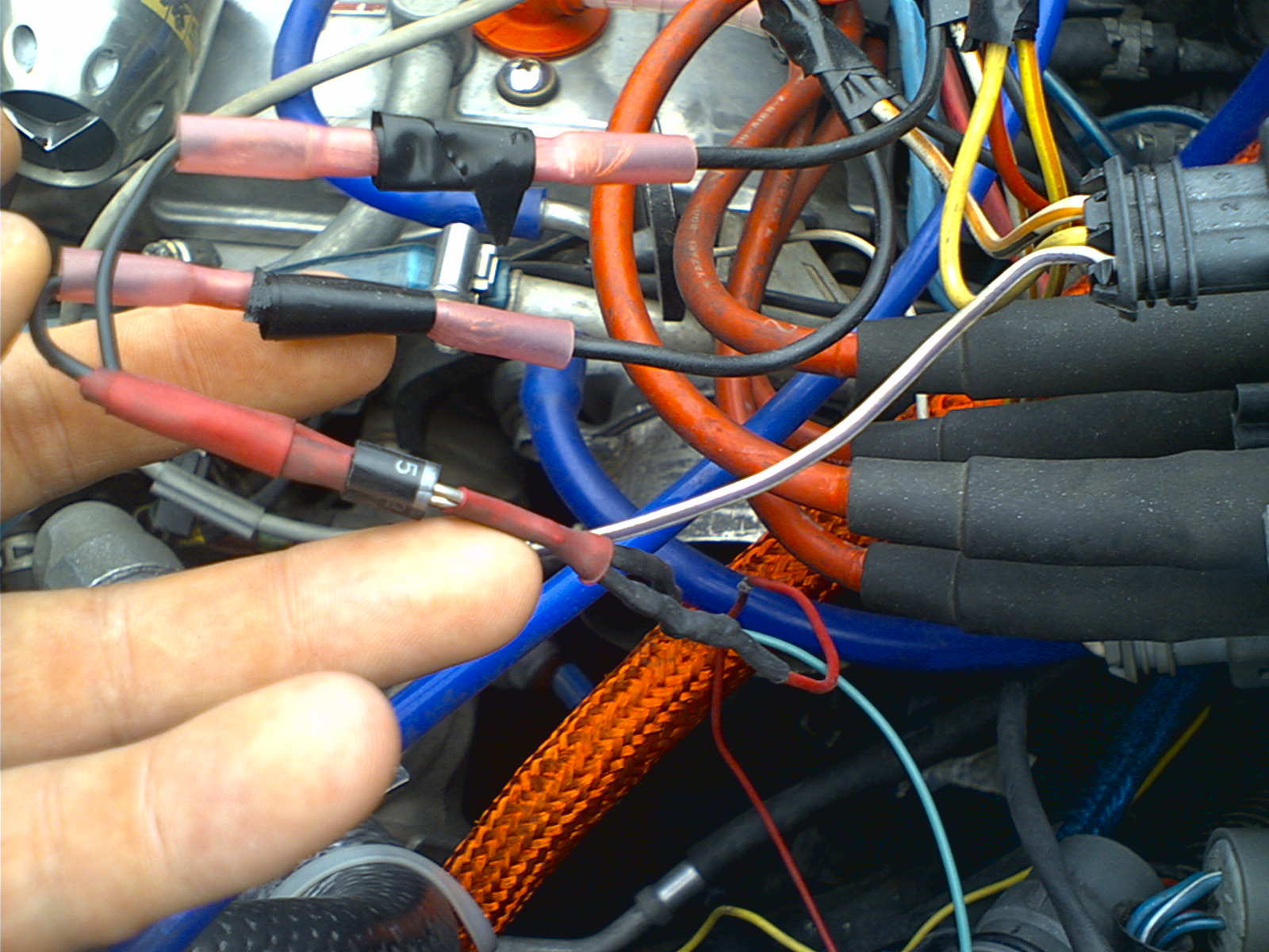 Dioder for å få turtallsignal til orginal RPM måler til tross for to doble coiler. Ganske provisorisk laget til.. foreløpig.. :)