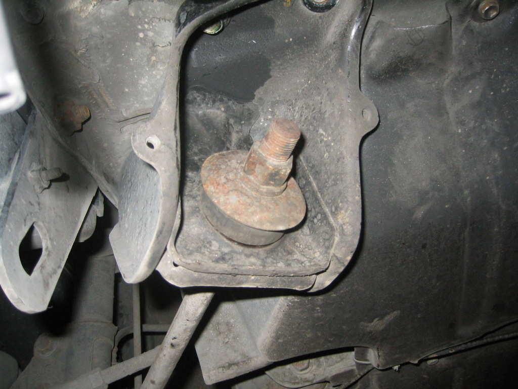 Deretter løsnes denne bolten i motsatt ende av staget og så løsnet vi dempertoppen også