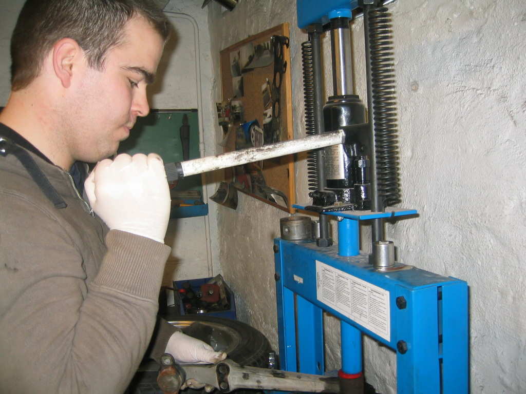 Andreas (Rage) presser det sammen igjen