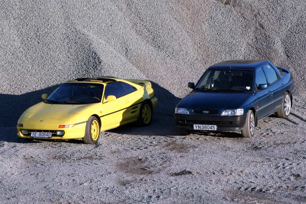 Min MR2 og mari sin ford...