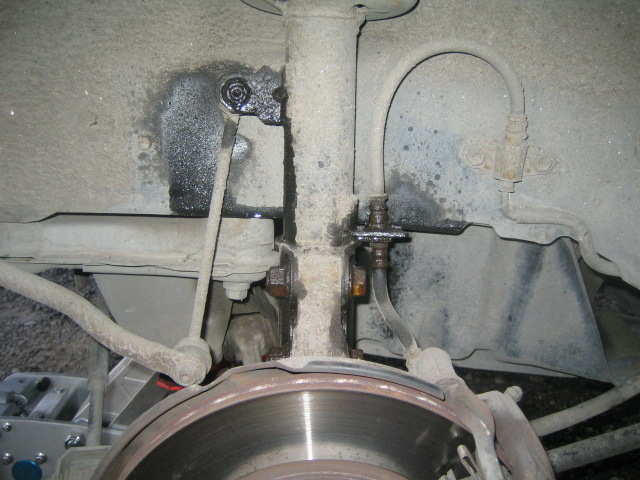 WD40 for the win! Lenkearmen kan løsnes enten oppe eller nede med en umbraco nøkkel. Bremsevæskeslangen løsnes ved at klipsen rundt draes av.