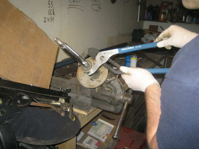 Str på den delen som skal løsnes er stor og vi fant aldri fastnøkkel som passet, skiftnøkkel ble forsøkt uten hell, rørtang fra Biltema gjorde susen til slutt :) Dette sitter!