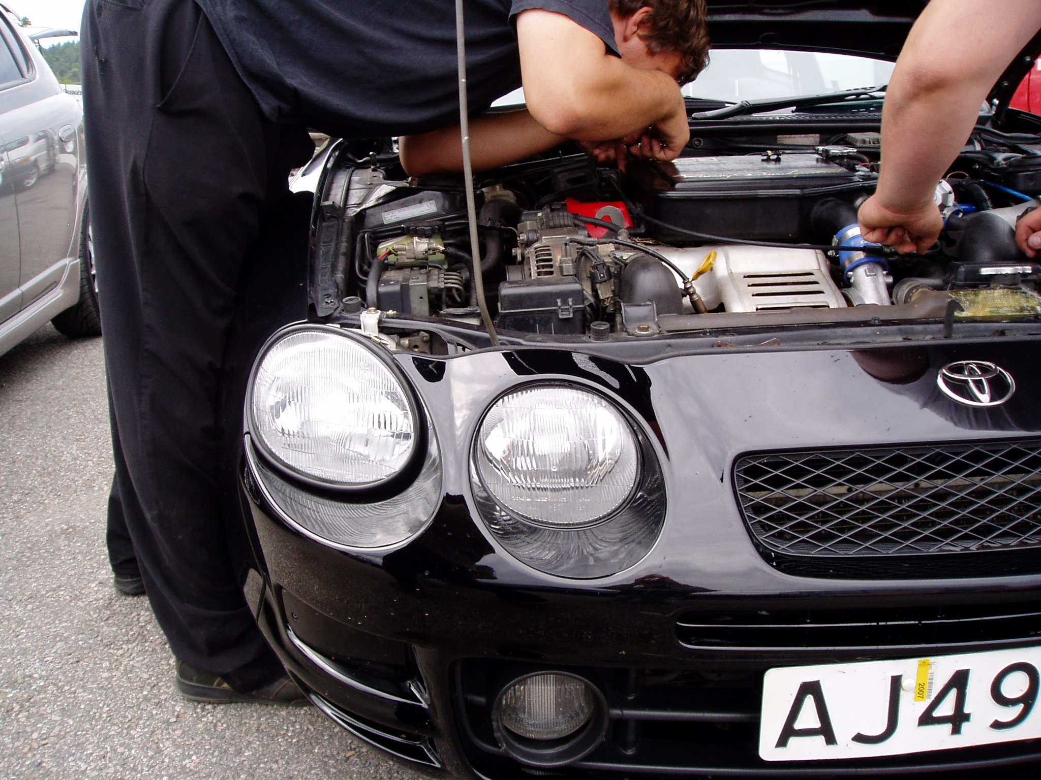 Andy_celica skrur på bilen sin..