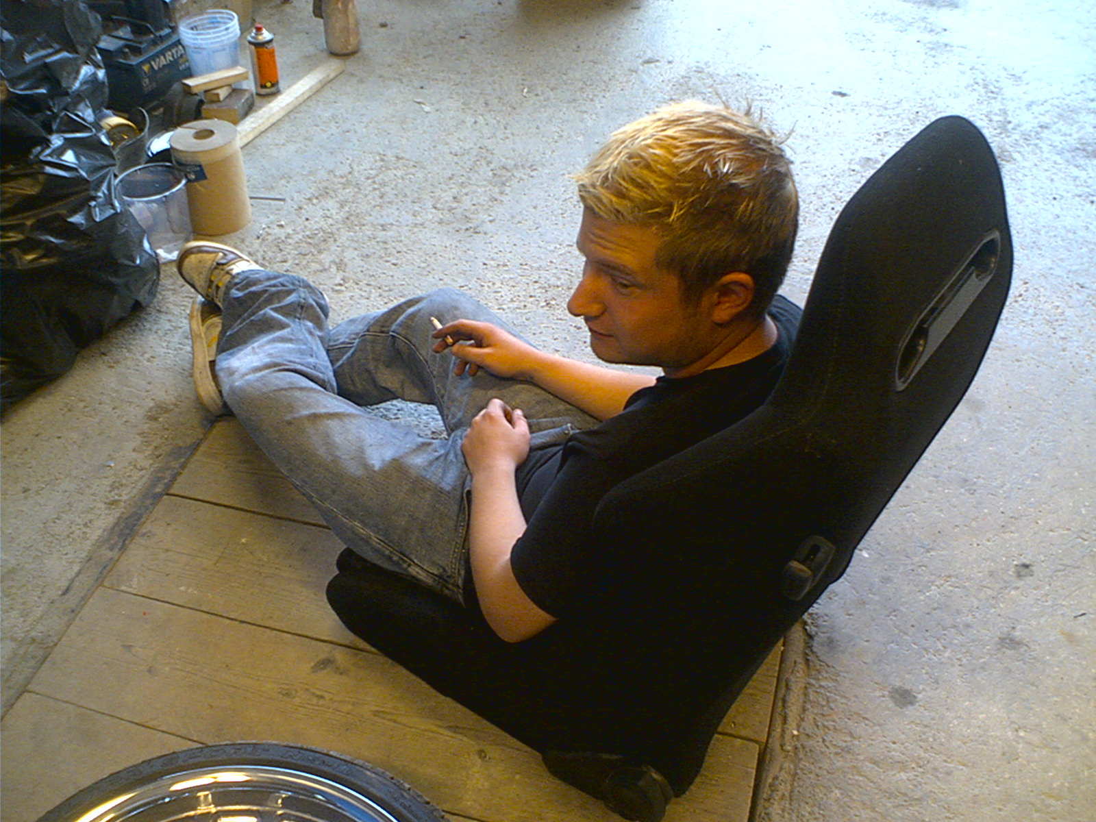 Kim er svææært utslitt etter en hard kveld på byen dagen før.. :P *fyllesyk? host host*