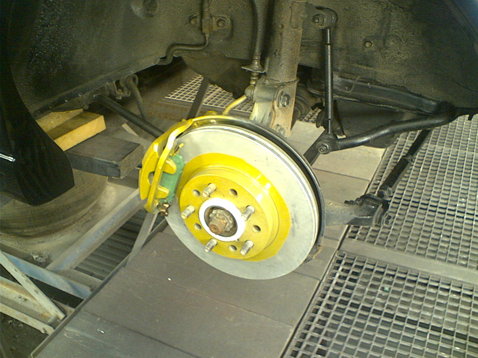 Bremsekalipter og bremseskiver bake lakkert for å matche de fremme (selve skiven er bare lakkert der klossen ikke griper såklart)