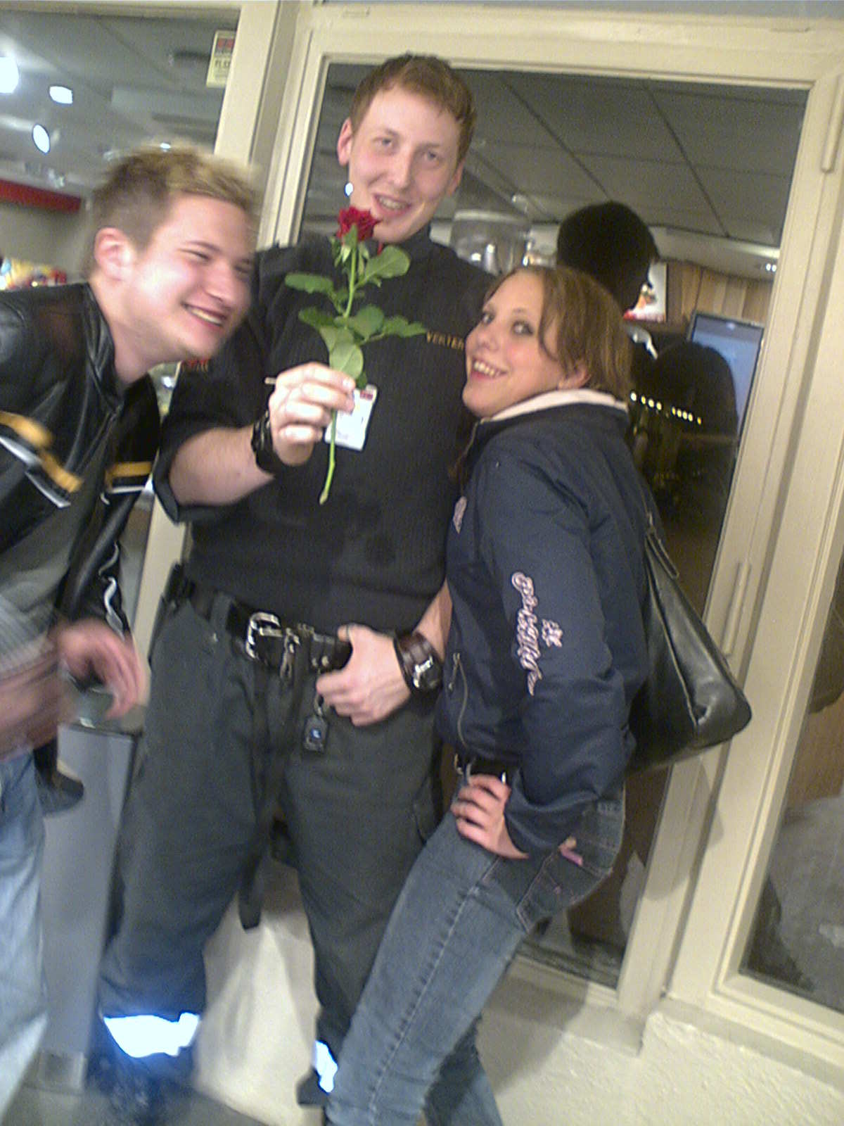 Etter 12 øl, 5 drinker + gud vet hva mer ser man altså at fyllegliset begynner å komme frem! ;)<br /><br />Sinnsykt morro var det iallefall. Kim til venstre, en kompis som jobber i securitas (som vi plagde livet av) i midten, og en eller annen dame jeg ikke husker