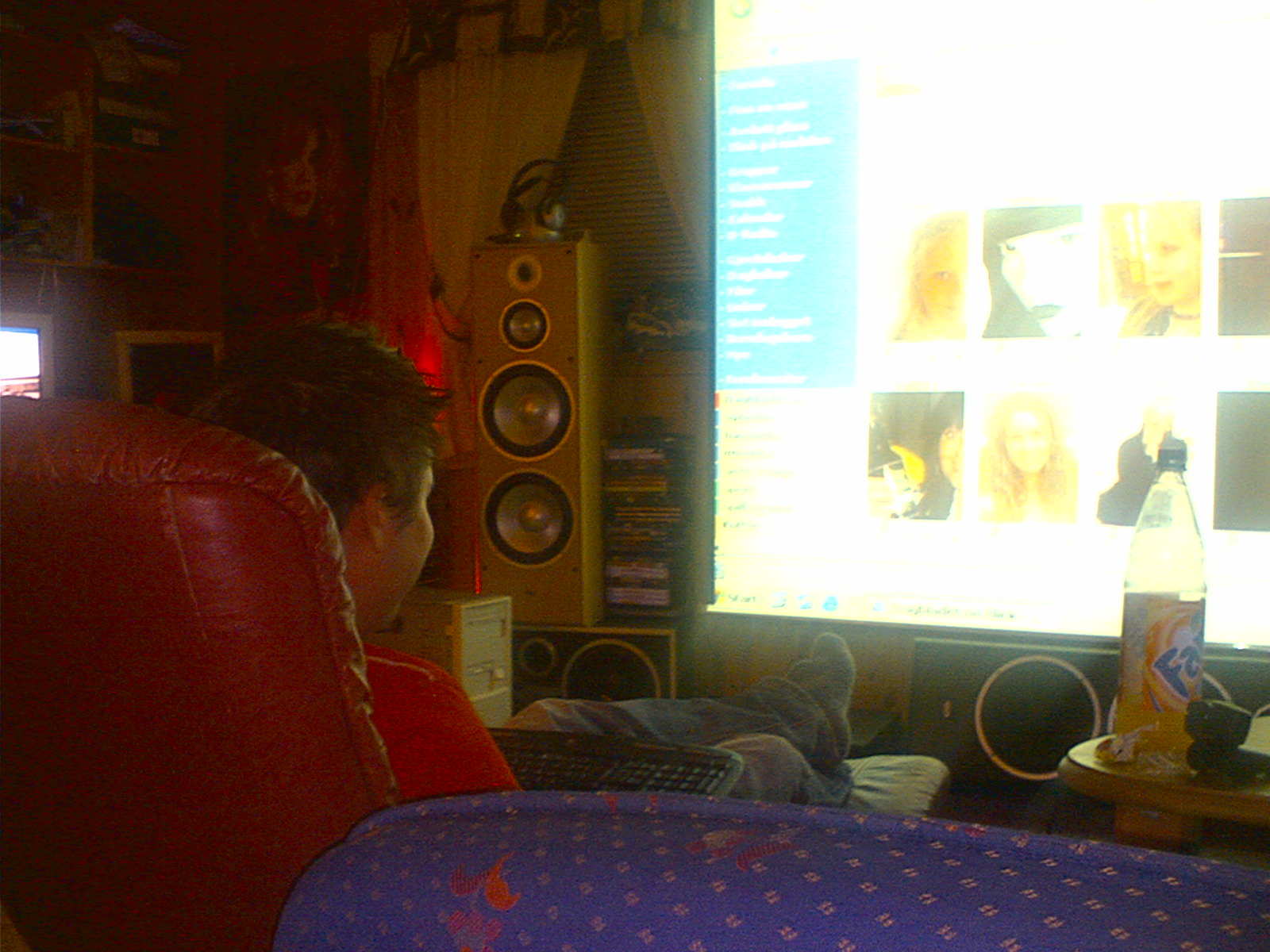 Makan til slask! der sitter han på 300&amp;quot; storskjerm, 12 øl og 2 kg med smågodt på bordet ved siden av. Legg merke til Webkameraet til høyre. :P