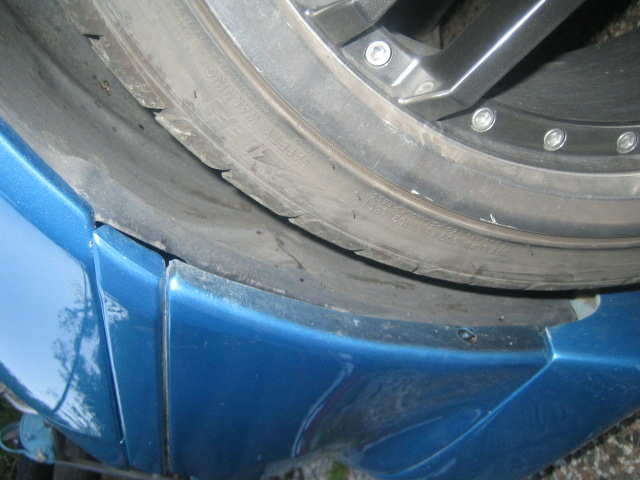 Innerskjerm løsnes såvidt (dette var mest fordi jeg sleit med å komme til listene for å få løsnet de