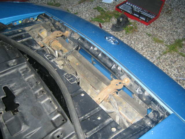 Det sitter en del skruer i toppen av fanger (var det 8 stk da?) som skal løs