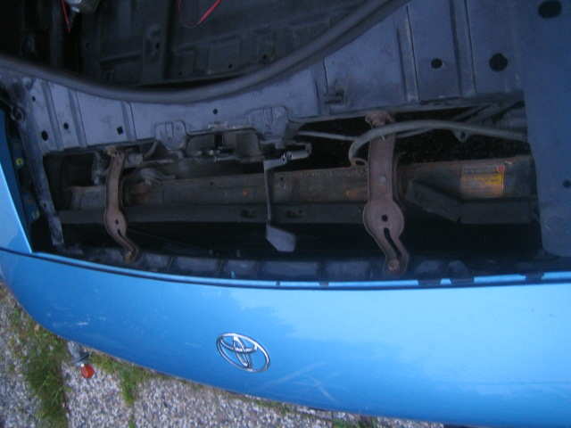 For å få løs radiator må man fjerne de to støttebrakketene