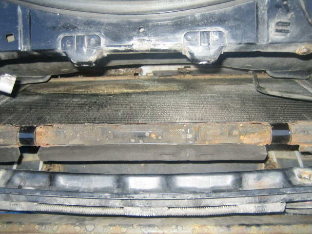 Vi har også fjernet panserlåsen for å få bedre plass når radiator skal ut.