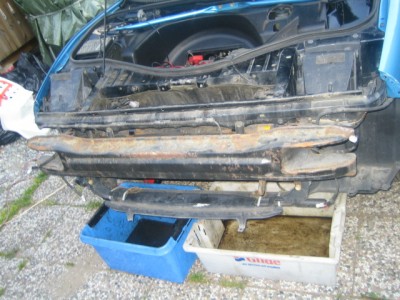 Begge slangene på toppen av radiator løsnes og mere vann kommer.