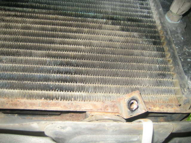 Et feste til og øverst til høyre er kontakten til en sensor som løsnes (sensoren er vel til viften om jeg ikke husker feil, koster forøvrig over 600,- på Toyota, glad min funket som den skal)