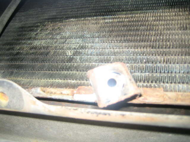 Nederst er det noen fester som vi løsnet skruer fra (husker ikke helt hvem,hva,hvor her)