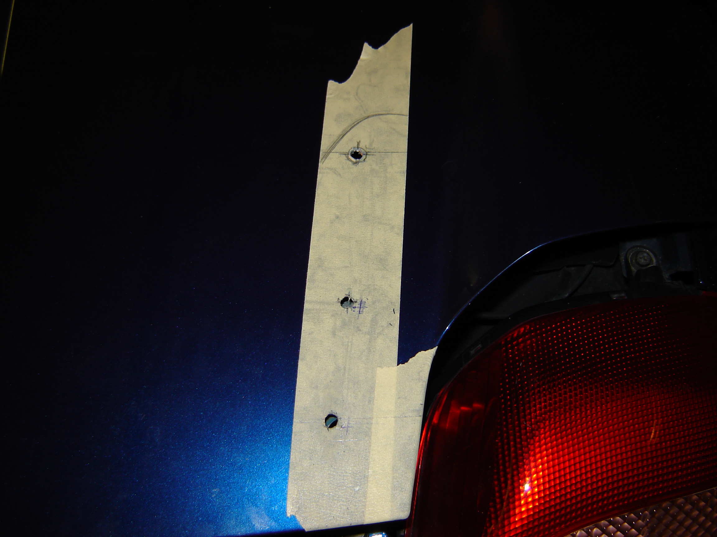 Hull feste til vinge.