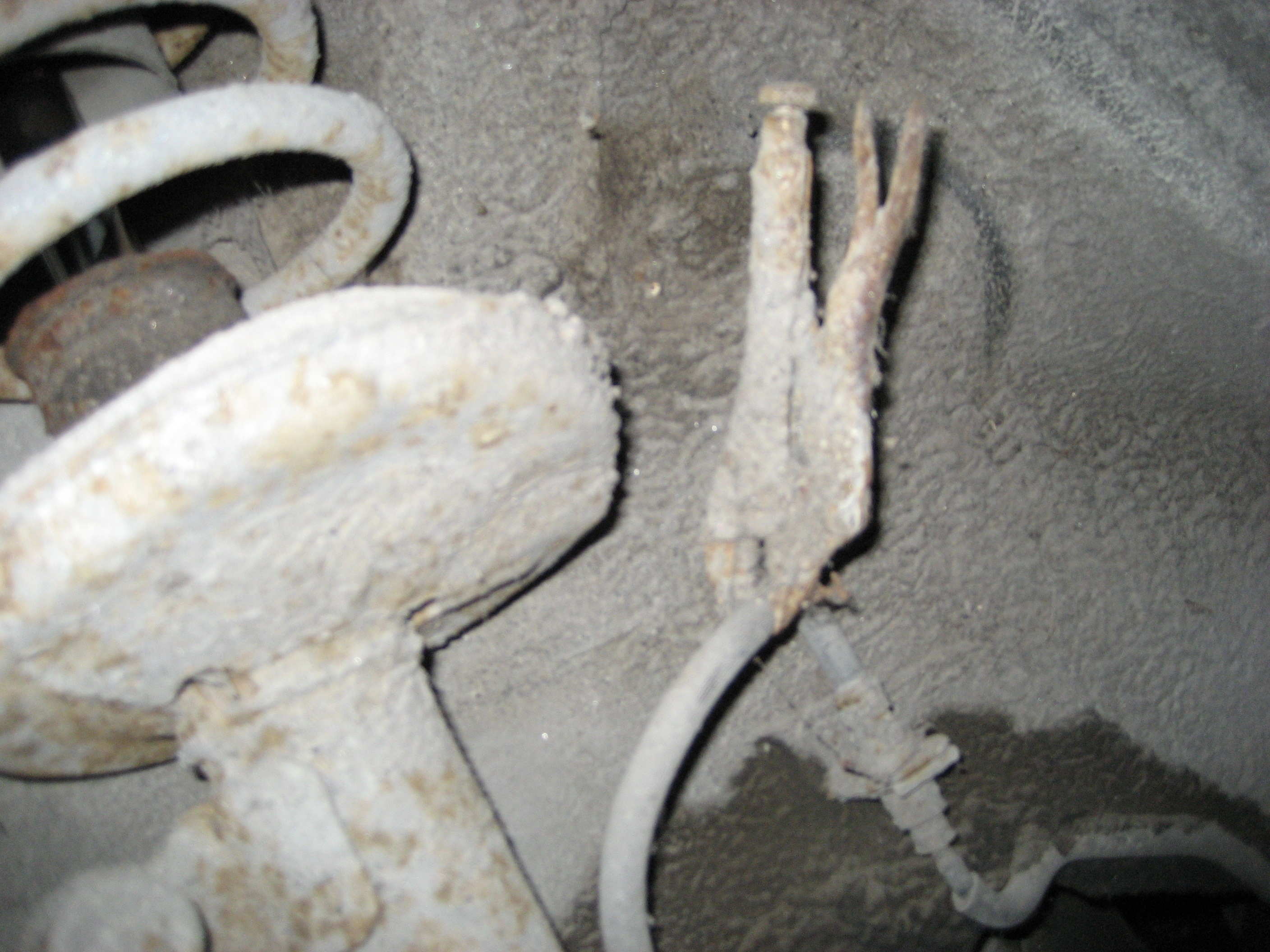 Oppdaget denne løsningen når hjulet ble tatt av. Det virker som om den hadde vært der lenge.Tror ikke biltilsynet hadde likt dette som et svar på bremselekkasje :)