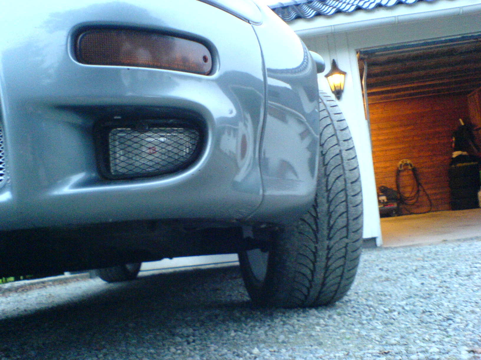 Monterte på dekslene som originalt står i hullet foran lyktene for litt beskyttelse og at det ikke viser at lyktene ikke fyller helt ut.