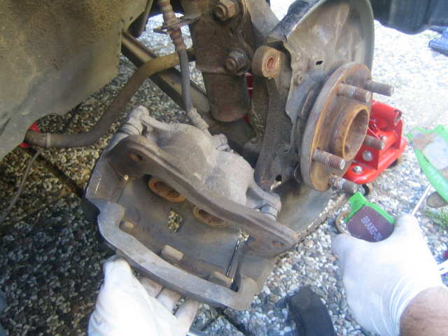 De gamle klossen med metallplater og fjærer taes ut, stemplene presses ned før nye settes i