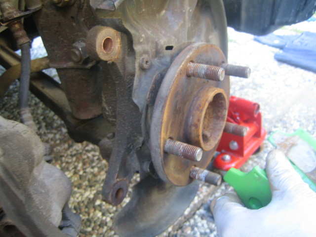 Hjulet løsnes og de to boltene fra kalipper slik at den vippes av