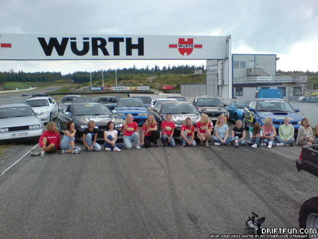 Hele gjengen samlet foran bilene sine