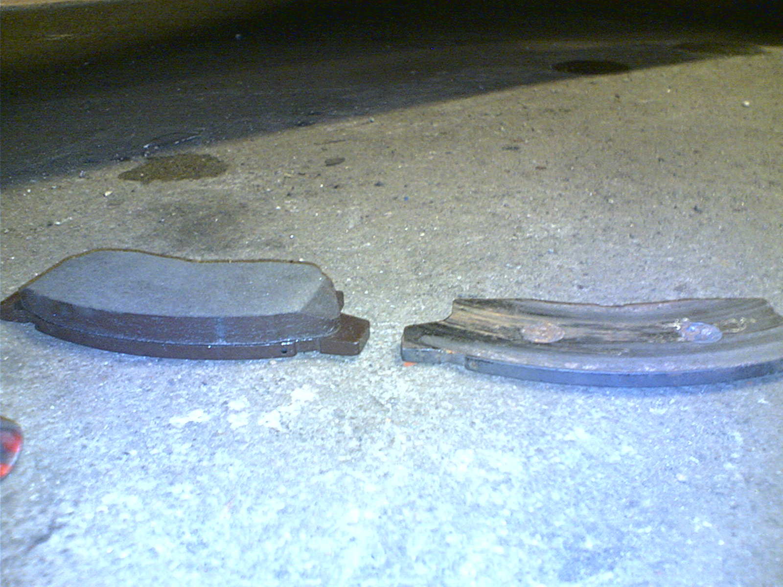 Den til venstre er ny. Den til høyre er et prakt eksempel på hvordan de IKKE skal se ut. Når dette skjer tar det livet av bremseskiven også, og varmeutviklingen kan føre til at kalipteren henger seg, dersom det ikke er det som er årsaken til dette i utgan