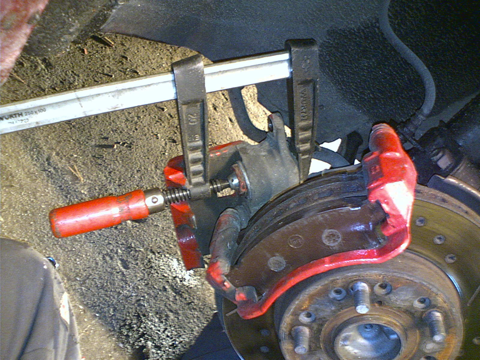 6. Bruk en skrustikke eller lignende for å presse inn stempelene.