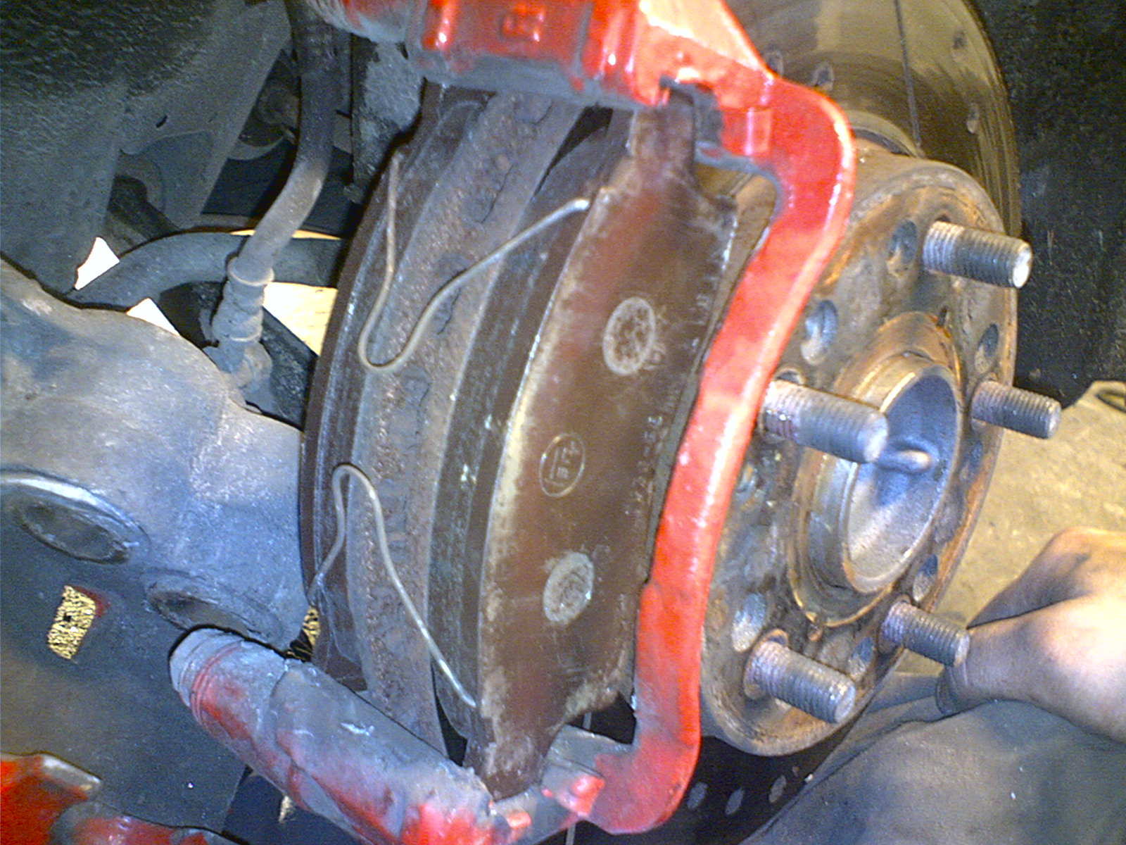 5. Sett på de to klipsene som skal festes på klossene. På denne måten slipper en å knote med å få dem på plass samtidig som klipset spretter ut hele tiden. Nå er det hele konisk.