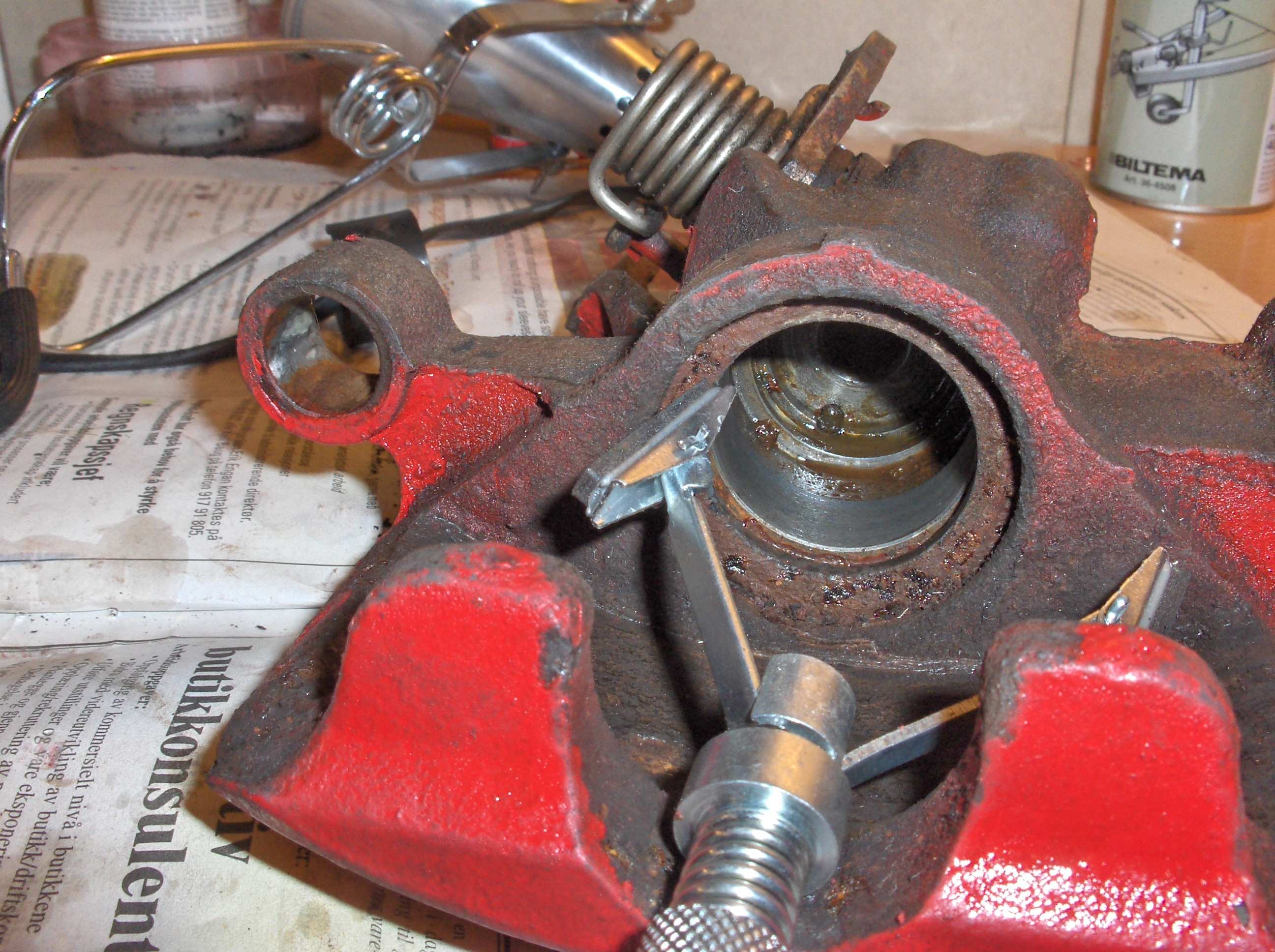 Honing og overhaling av calippere bak