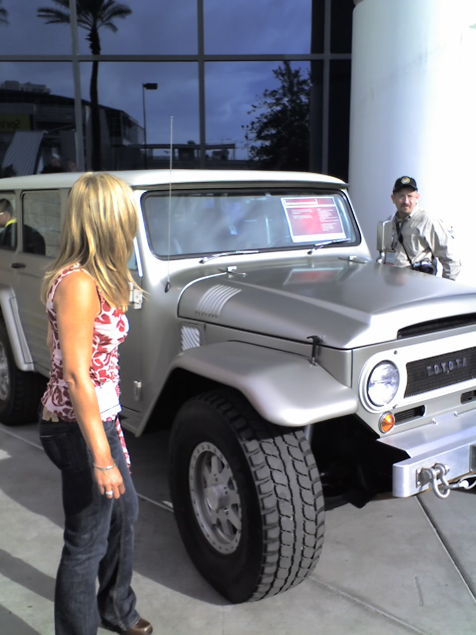 toyota noe og dame.jpg