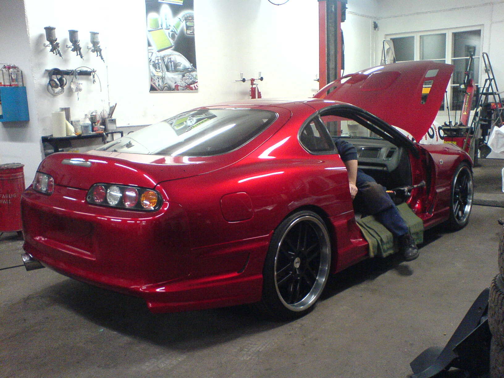 Venter på ny vinge =) Bare å håpe den kommer før messa