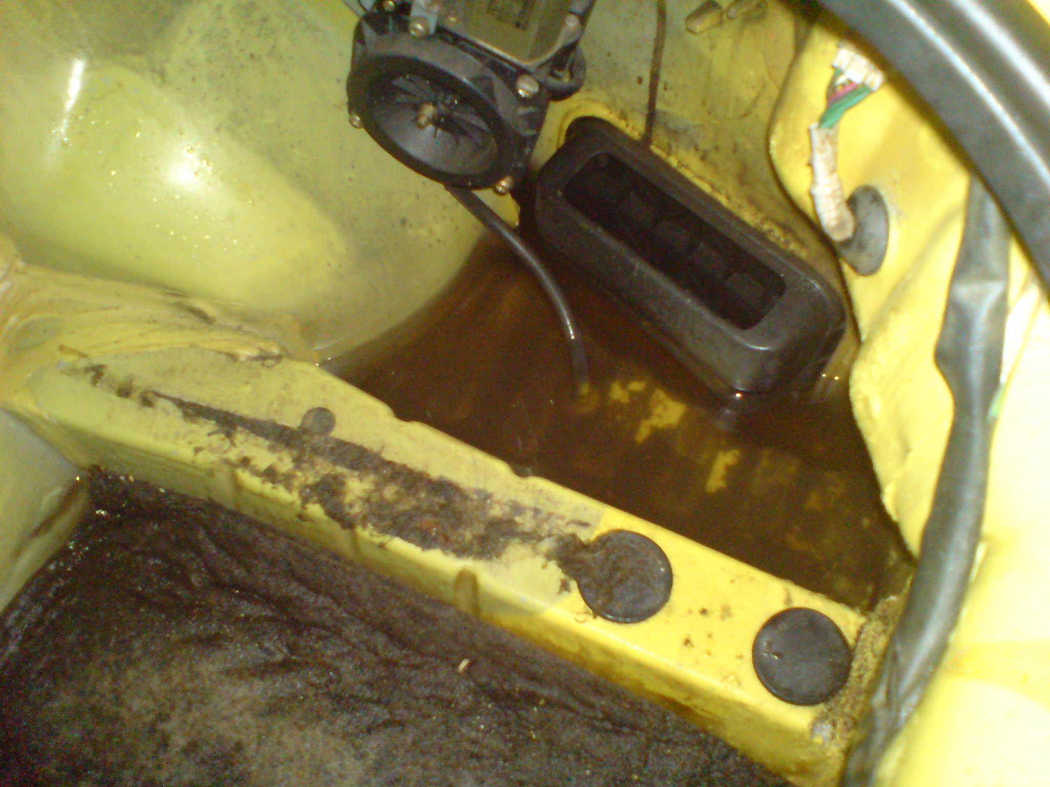 høyre side, under motoren til anntenna.